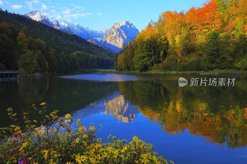 Riessersee高山绿松石湖与金色的日出反射，与Zugspitze, Waxenstein和Alpspitze的景观-在巴伐利亚阿尔卑斯，德国-雄伟的秋天高山景观，雪山-加米施，巴伐利亚，德国